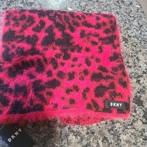 DKNY nwt beautiful leopard print scarf